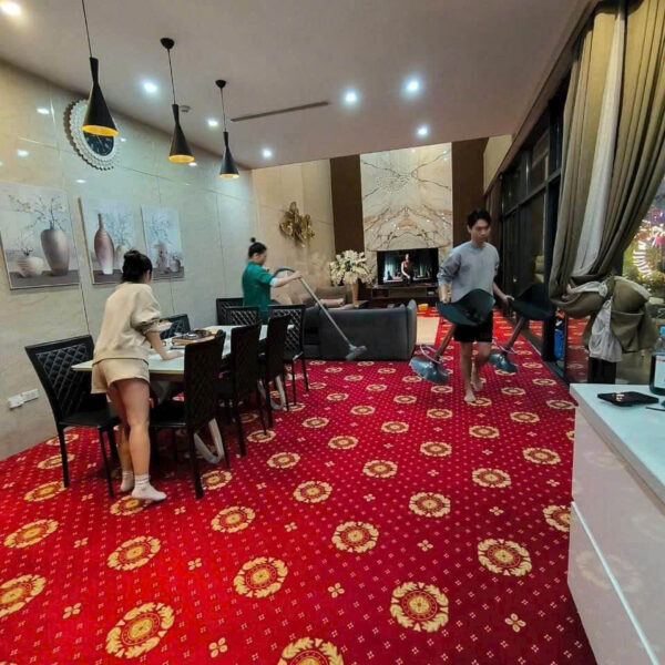 thảm đỏ hoa văn trải sàn