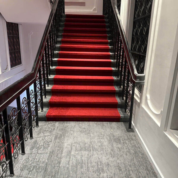 Cầu thang trải thảm đỏ