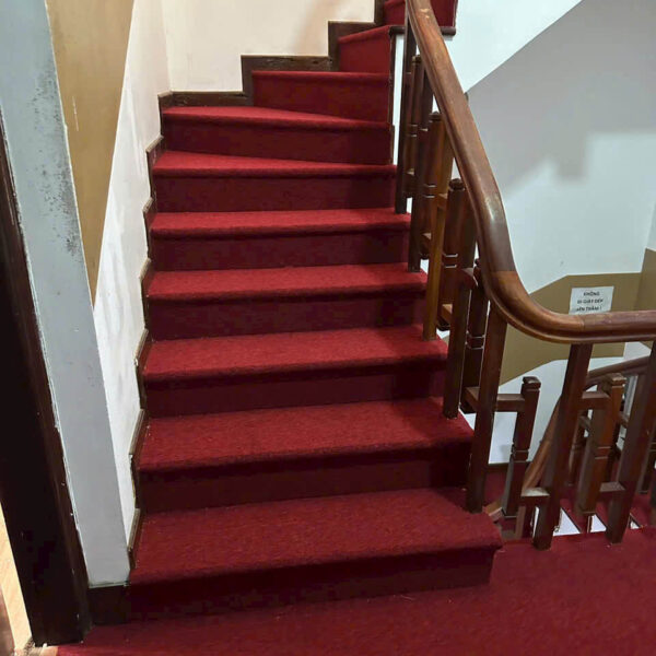 thảm đỏ trải sàn cầu thang