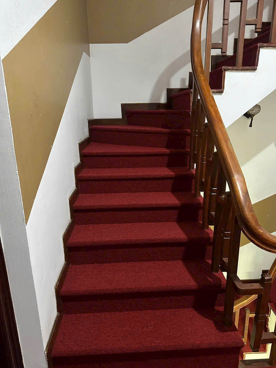 thảm đỏ trải sàn cầu thang
