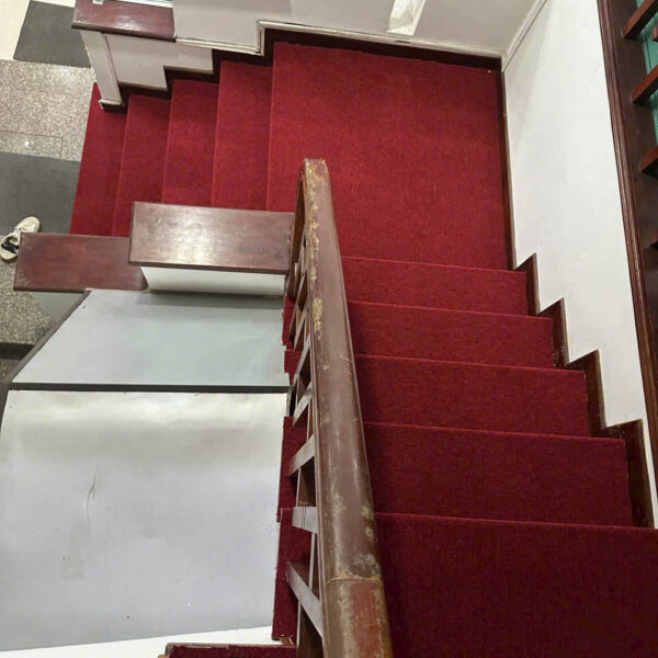 thảm đỏ trải sàn cầu thang