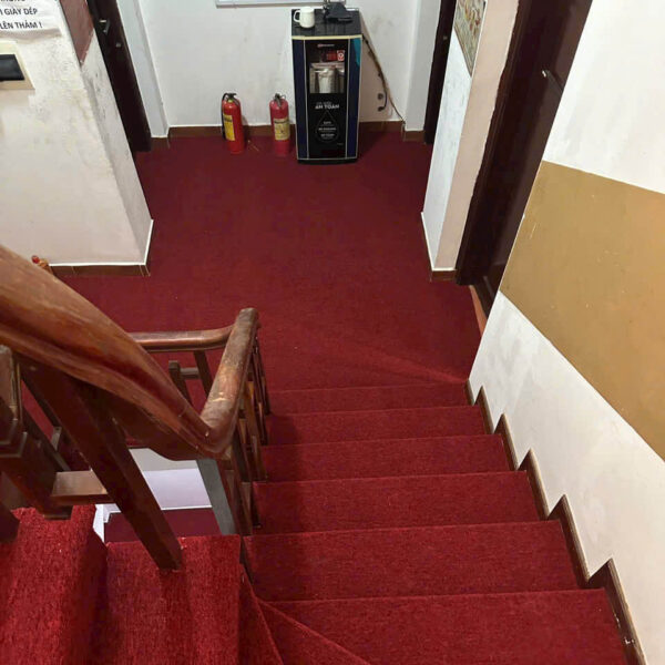 thảm đỏ trải sàn cầu thang