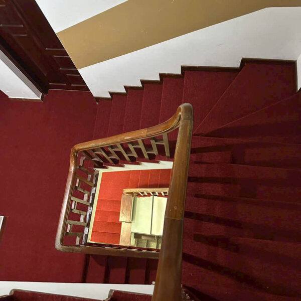 thảm đỏ trải sàn cầu thang