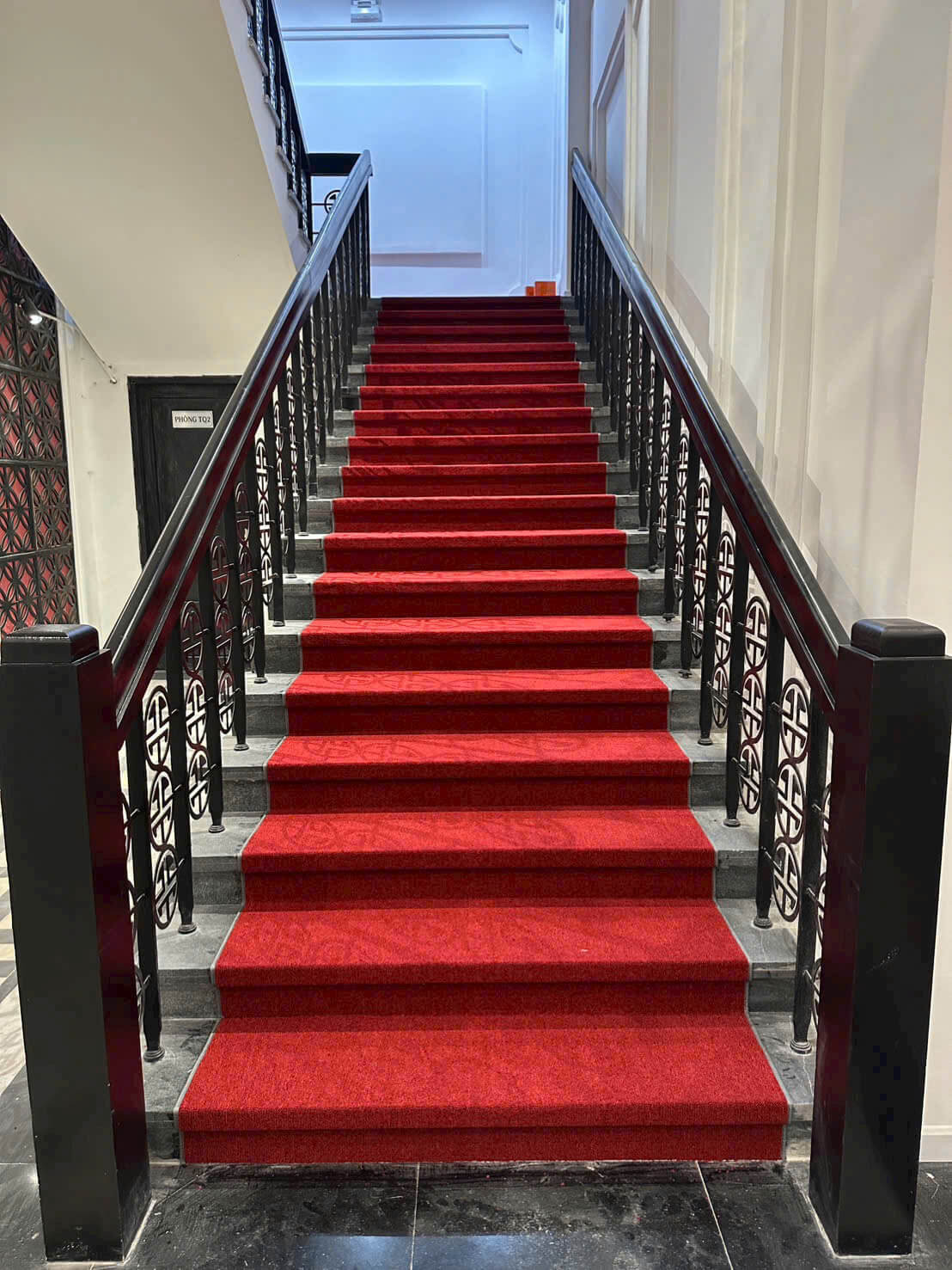 thảm trải sàn cầu thang màu đỏ