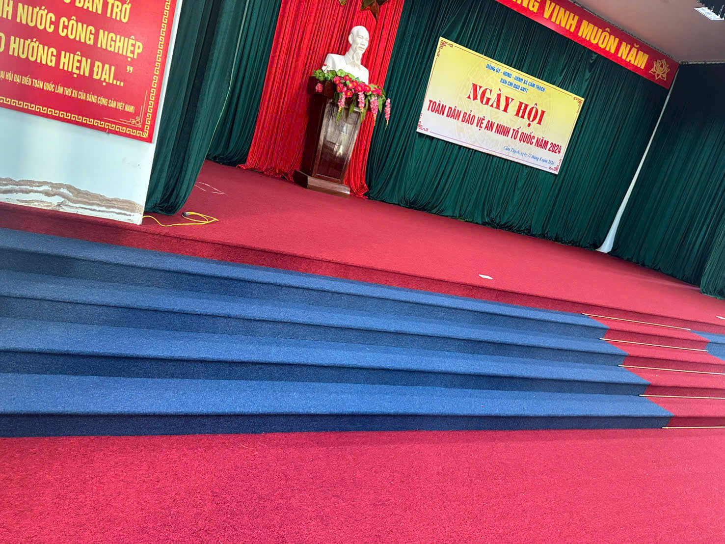 thảm trải sàn màu đỏ trải bục hôi trường