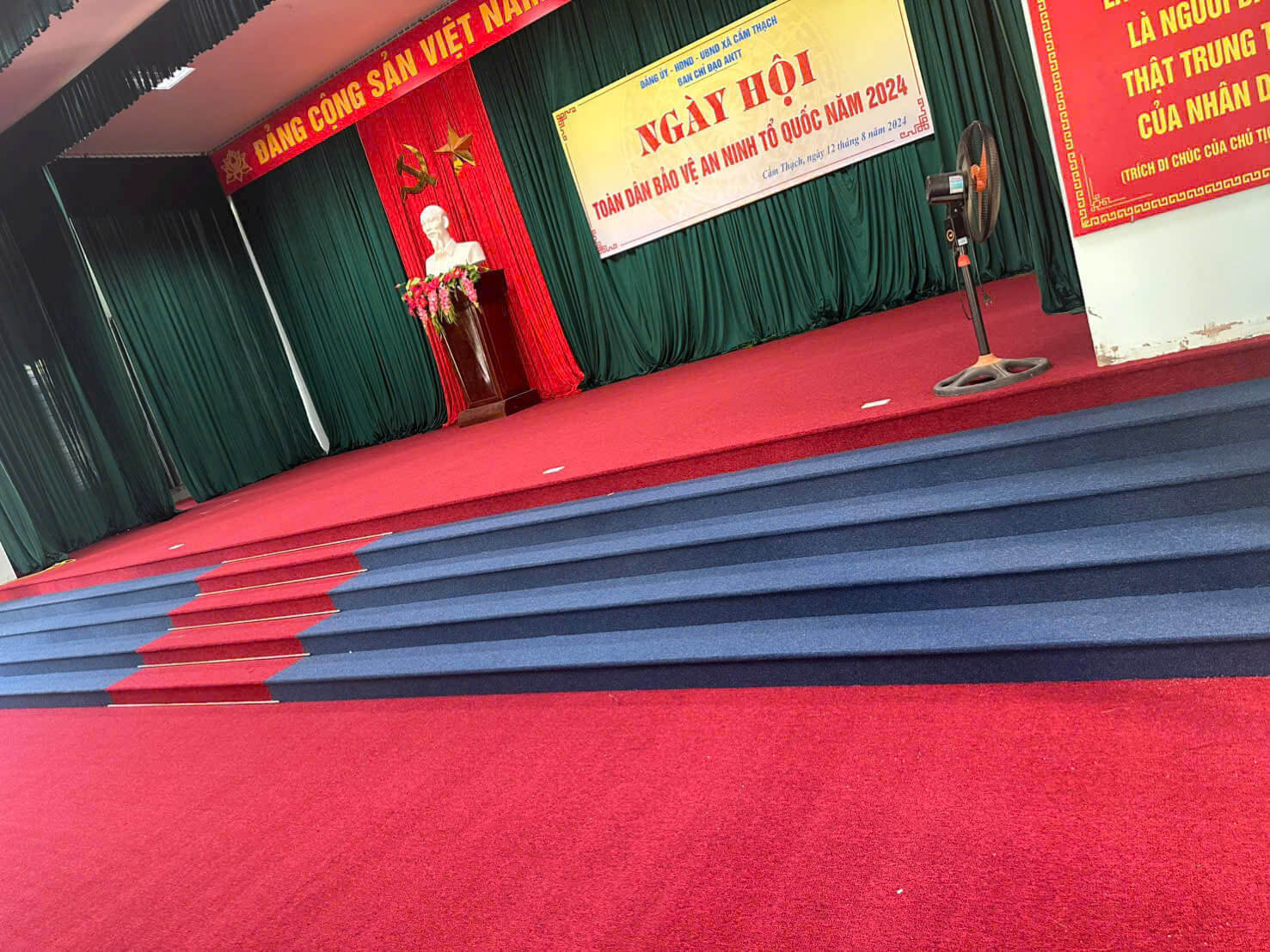 thảm trải sàn màu đỏ trải bục hôi trường